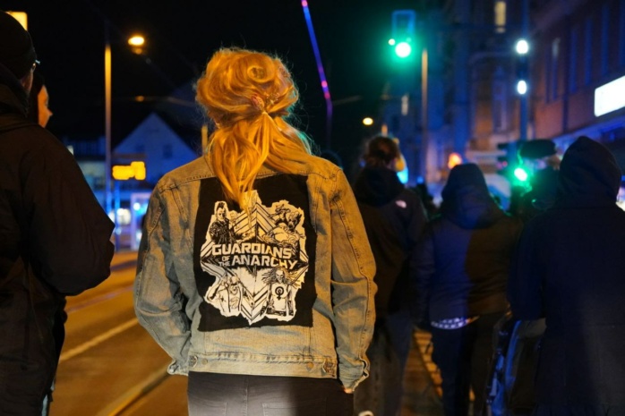 Person mit Jeansjacke und aufgenähtem Patch