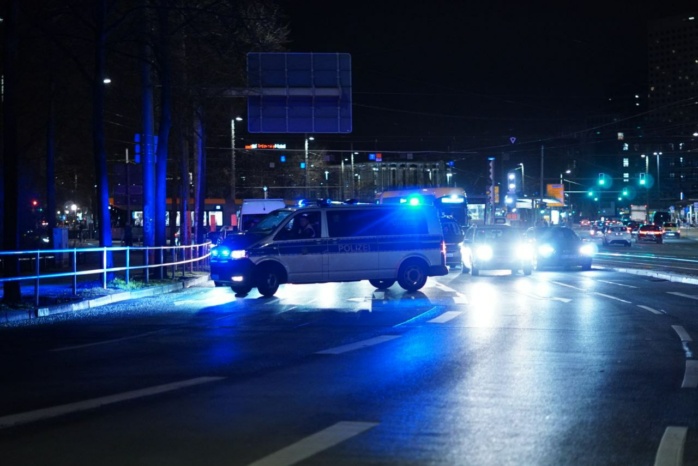 Polizeiauto blockiert eine Straße