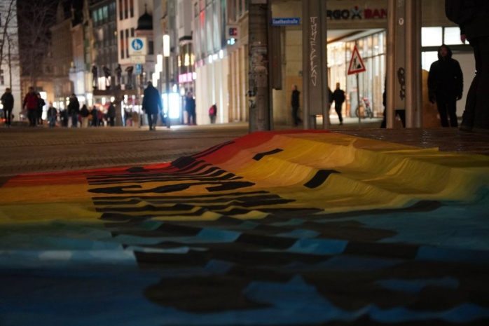 Buntes Banner auf Stufen