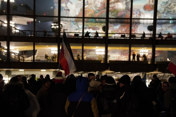Personen und Flaggen vor dem Gewandhaus