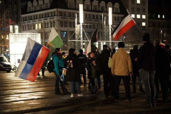 Personen und Flaggen