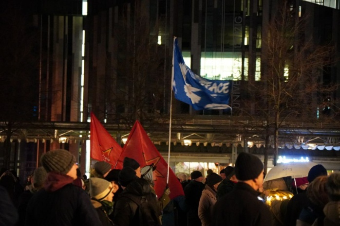 Personen und Flaggen