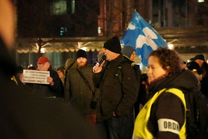 Personen und Flaggen