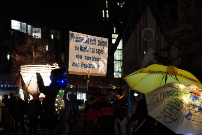 Ein Schild aus einer Protestgruppe heraus