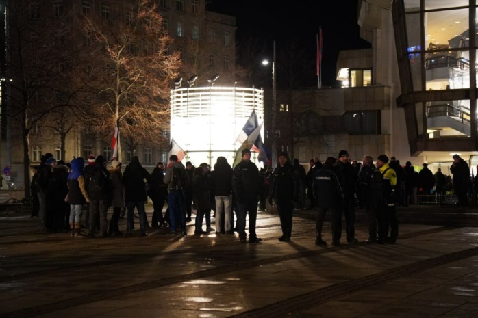 Personen mit Flaggen