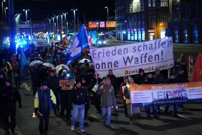 Protestierende Personengruppe mit Banner