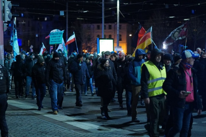 Personen mit Deutschlandflaggen