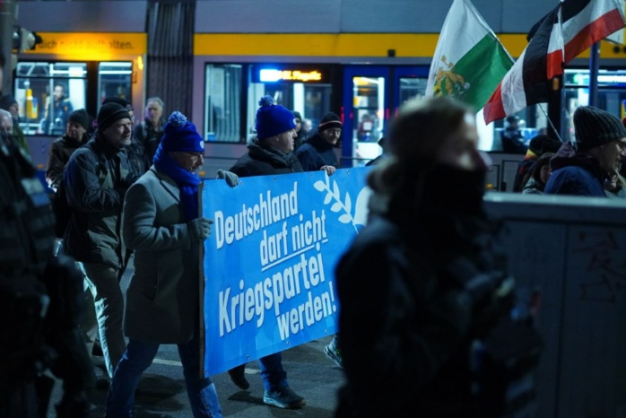 Personen tragen ein blaues Banner