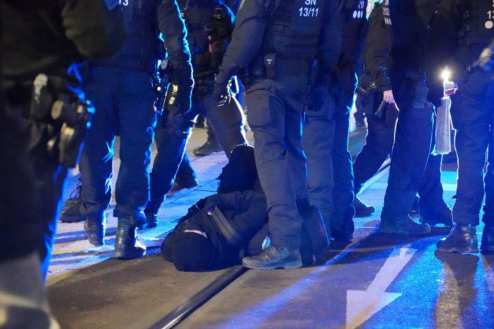 Person liegt am Boden auf einer Straße