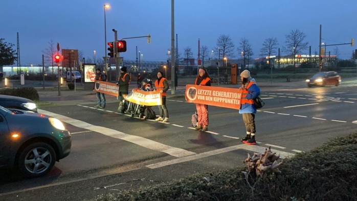 Die Blockade der Letzten generation auf der Maximilian-Allee in Leipzig zwischen 7:30 Uhr und 7:50 Uhr in Bildern. Foto: LZ