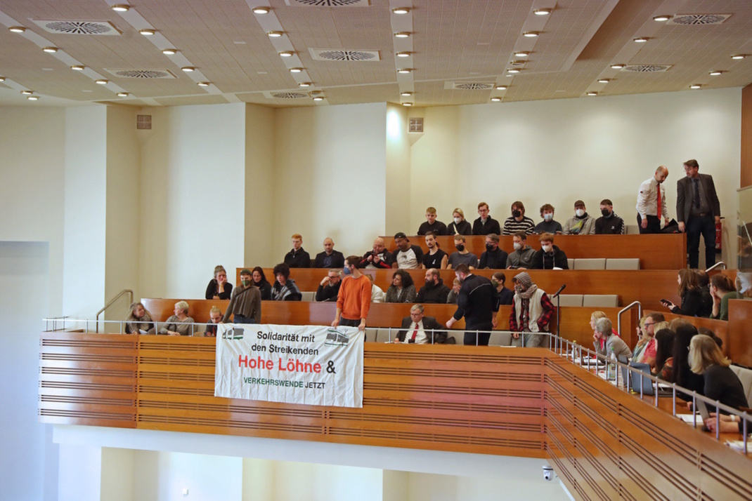 Besuchertribüne im Stadtrat mit Transparent.