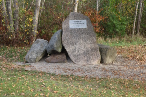 Gedenkstein für den abgebaggerten Ort Werbelin am Werbeliner See. Foto: Ralf Julke