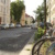Straßenrand mit Grasbewuchs und Fahrrädern.