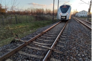 Eine Stange liegt auf den Gleisen vor einem Zug