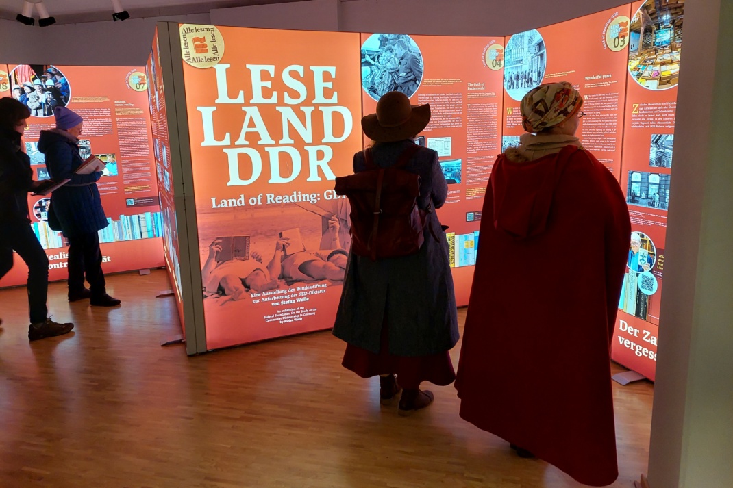 Ausstellungsbesucher bei Leseland DDR