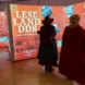 Ausstellungsbesucher bei Leseland DDR