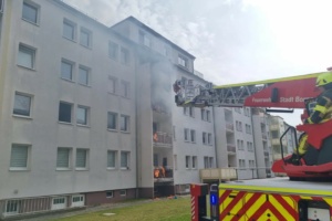 Brennende Balkone, die von der Feuerwehr gelöscht werden