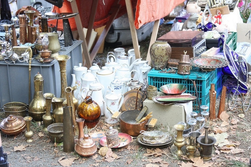 Flohmarktstand mit Trödel davor