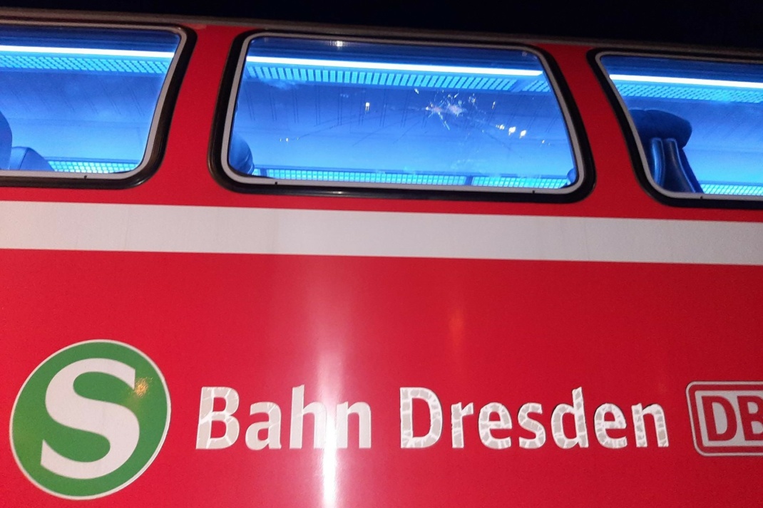 S-Bahn mit kaputter Scheibe