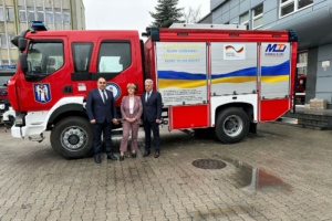 (v.l.n.r.) Dr. Bogdan Balasynovych, Dr. Gabriele Goldfuß und Leszek Chmiel, CEO Moto Truck GmbH vor einem Feuerwehrwagen