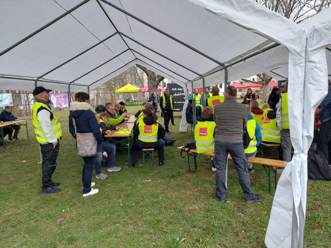 Streikende Angestellte des öffentlichen Dienstes am Donnerstag, 23. März 2023, in Leipzig.