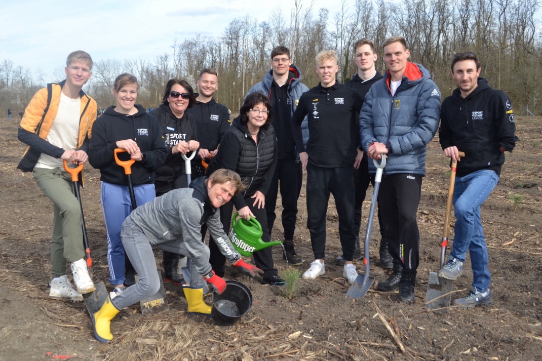 Athleten der Sportstadt Leipzig und Dr. Ines Zekert von der Krostitzer Brauerei beim Angießen der Setzlinge. Foto: Sportstadt Leipzig