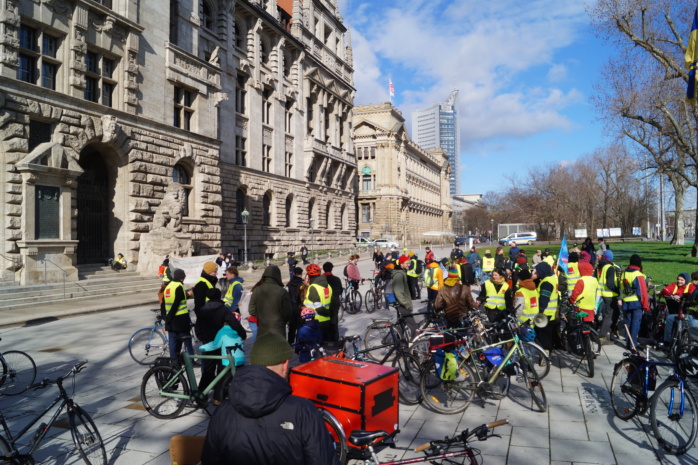 Menschen mit Fahrrädern vor dem Neuen Rathaus in Leipzig