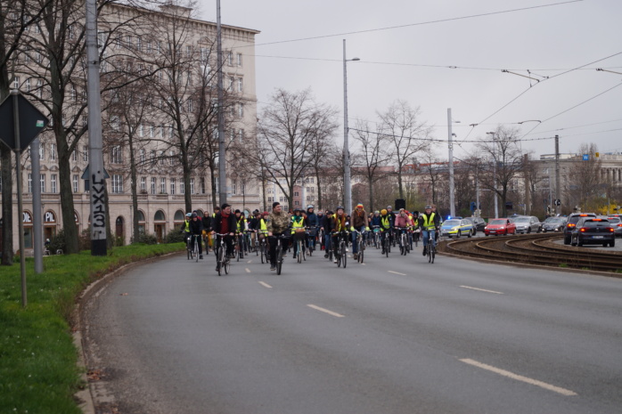 Gruppe von Fahrrad fahrenden Menschen auf der Straße