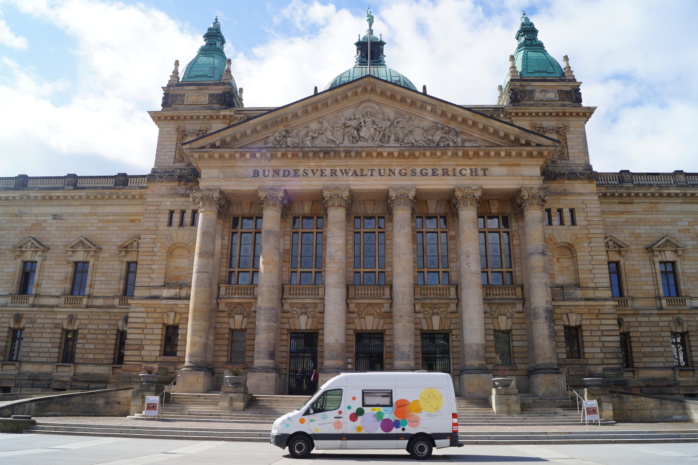 Der Infobus des MFR vor dem Bundesverwaltungsgericht in Leipzig. Foto: Yaro Allisat