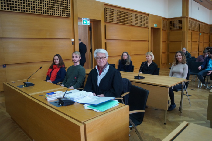 Hubert Heinhold, Anwalt des MFR, mit Mandant/-innen im Bundesverwaltungsgericht Leipzig. Foto: Yaro Allisat