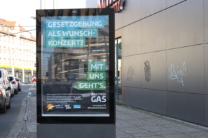 Eins der Plakate mit „ehrlicher Werbung“ an der Haltestelle am Adler in Leipzig. Foto: Sabine Eicker