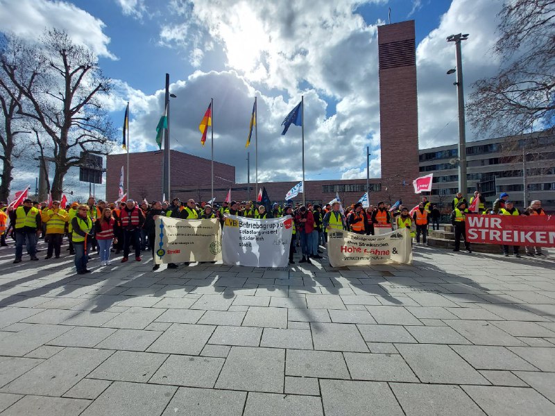 Kundgebung am Neuen Rathaus.