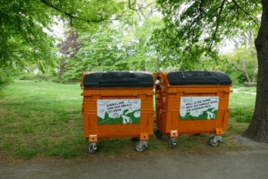 Die orangefarbenen Abfallcontainer sind in den viel genutzten Parks der Stadt zu finden. Foto: Stadtreinigung Leipzig