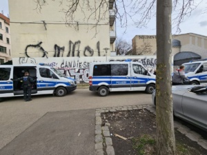 Polizeifahrzeuge im Osten Leipzigs.
