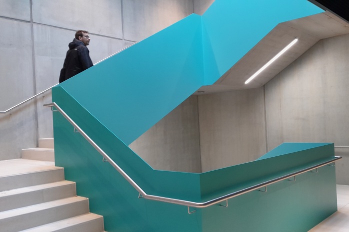 Alexander Bußmann im Treppenhaus des Oberschulanbaus. Foto: Marko Hofmann