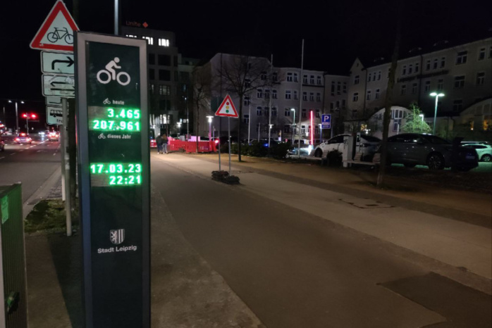 Die Radverkehrszähler am Grimmaischen Steinweg am Abend des 17. März 2023. Foto: LZ