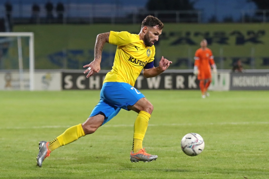 Lok-Kapitän Sascha Pfeffer musste in Erfurt mit Gelb-Rot vorzeitig vom Platz. Foto: Jan Kaefer (Archiv)