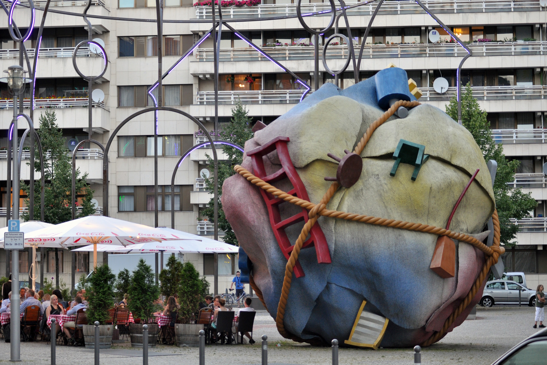 Houseball. Foto: Андрей Бобровский, CC BY 3.0, https://commons.wikimedia.org/wiki/File:Berlin_-_panoramio_(99).jpg