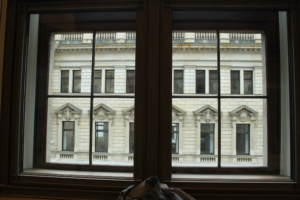 Ein Fenster im Neuen Rathaus.