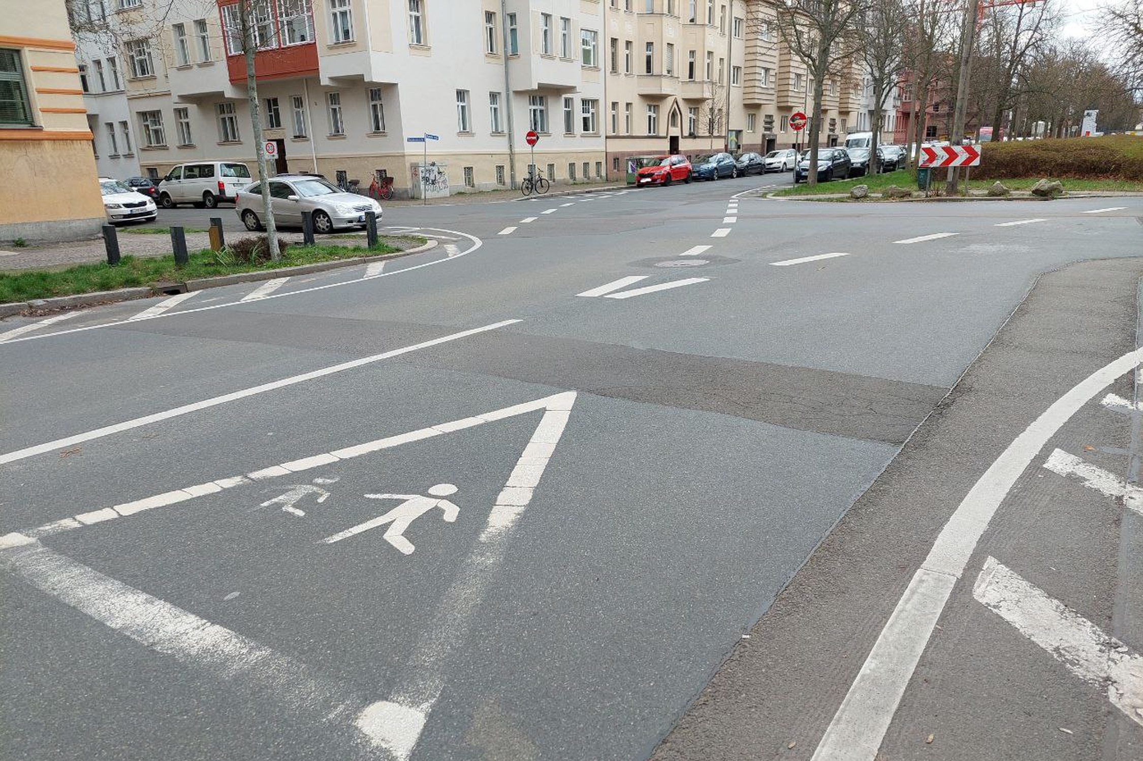 Ein Warnsignet kurz vor der Kreuzung der Naunhofer Straße mit der Gletschersteinstraße. Foto: Sabine Eicker
