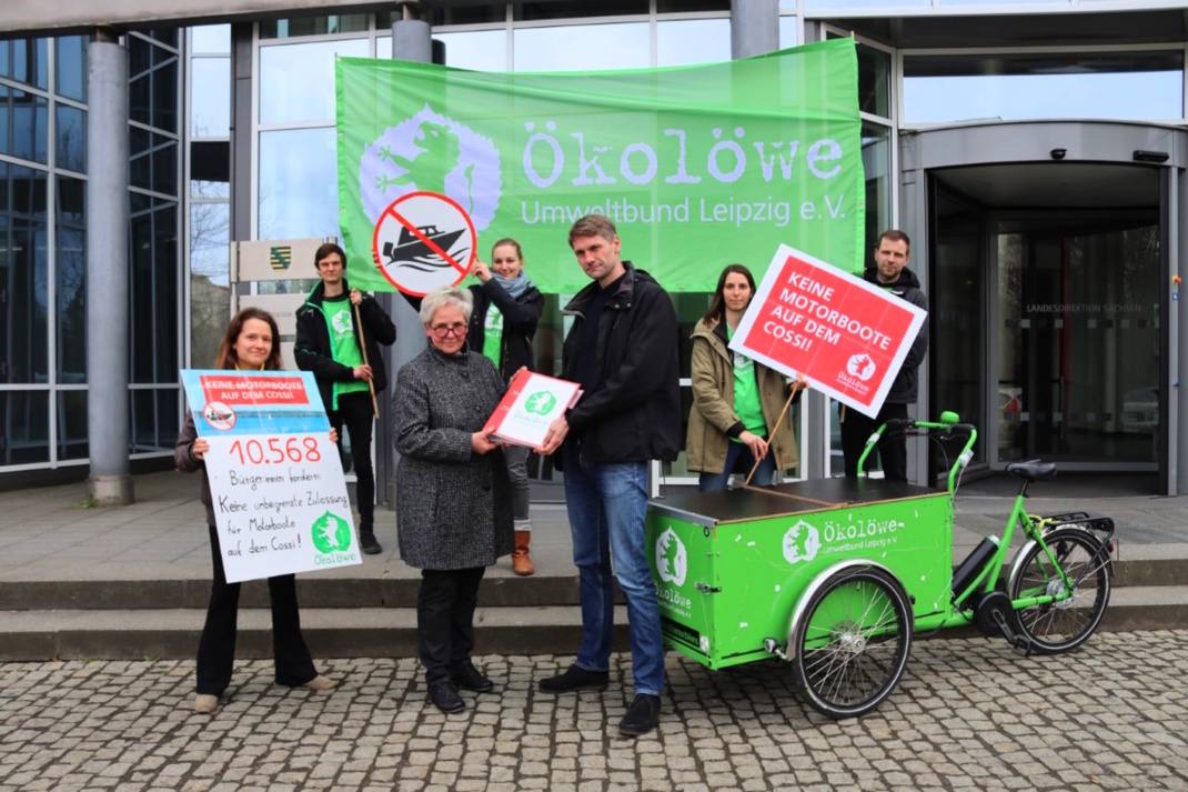 Menschengruppe bei Petitionsübergabe,