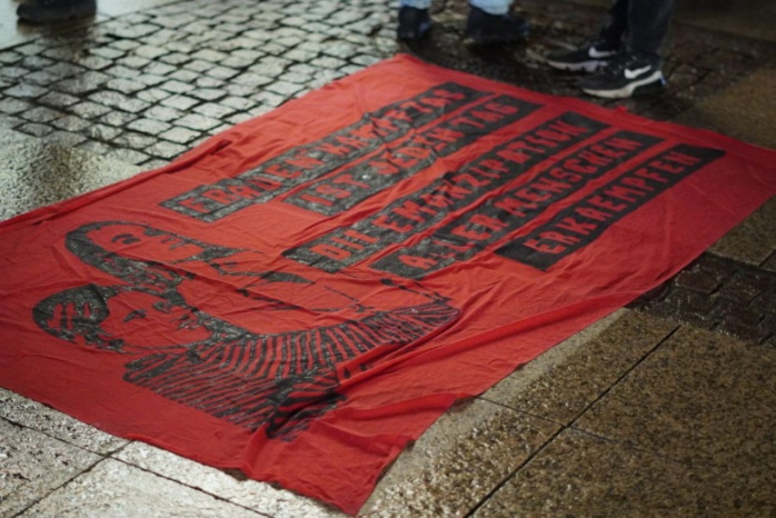 rotes Banner mit der Aufschrift "Frauenkampftag ist jeden Tag"