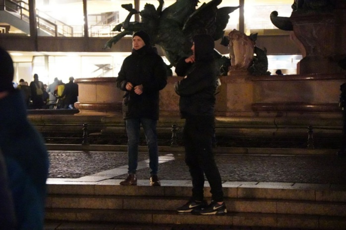 Zwei Männer vor dem Mendebrunnen