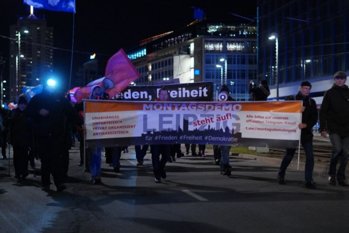 Personengruppe auf der Straße mit Banner