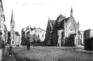 Straße mit zwei Kirchenbauwerken.