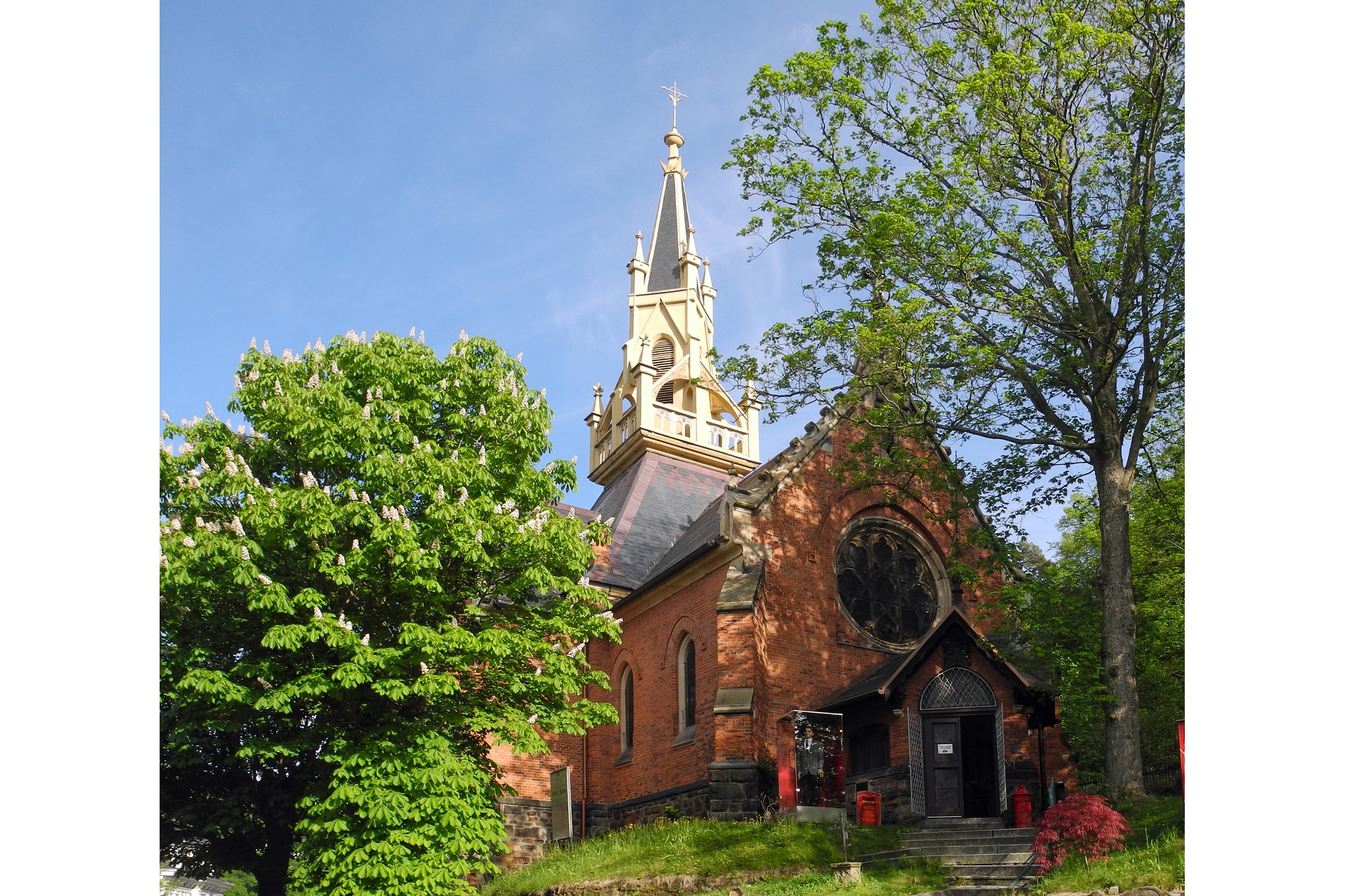 Zwillingsschwester: Anglikanische St.-Lukas-Kirche in Karlsbad. Foto: SchiDD, CC BY-SA 4.0, https://commons.wikimedia.org/w/index.php?curid=79373988
