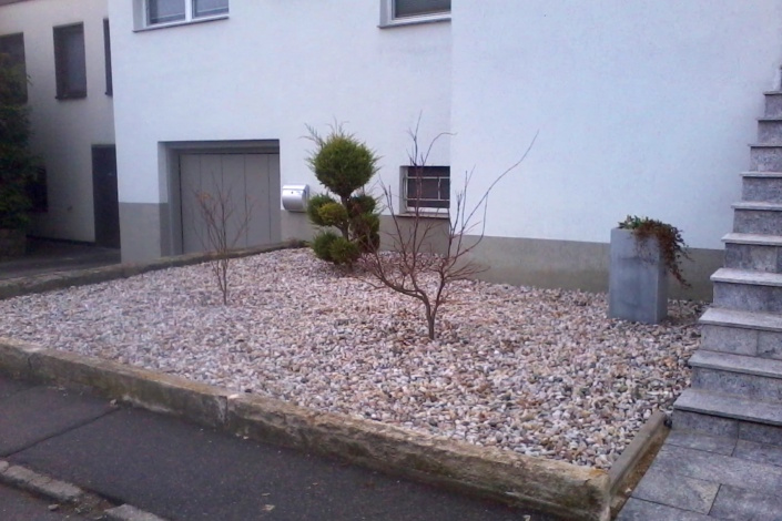 Schottergarten vor Privathaus.
