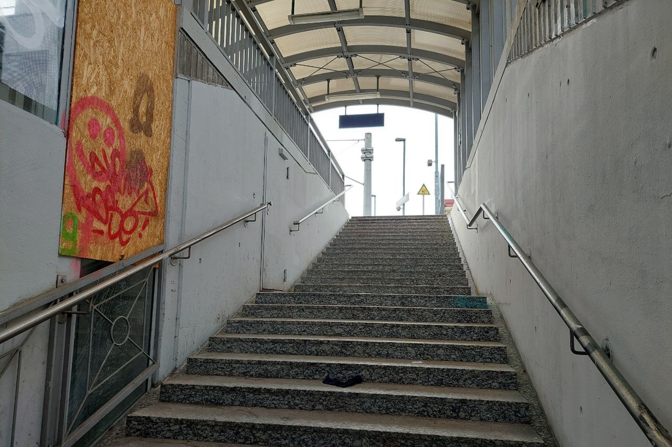 Aufgang zu den Bahnsteigen des Haltepunktes Sellerhausen. Foto: Sabine Eicker
