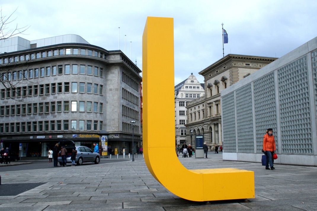 Großes gelbes L vorm Service-Center der LVB an der Petersstraße. Foto: Ralf Julke