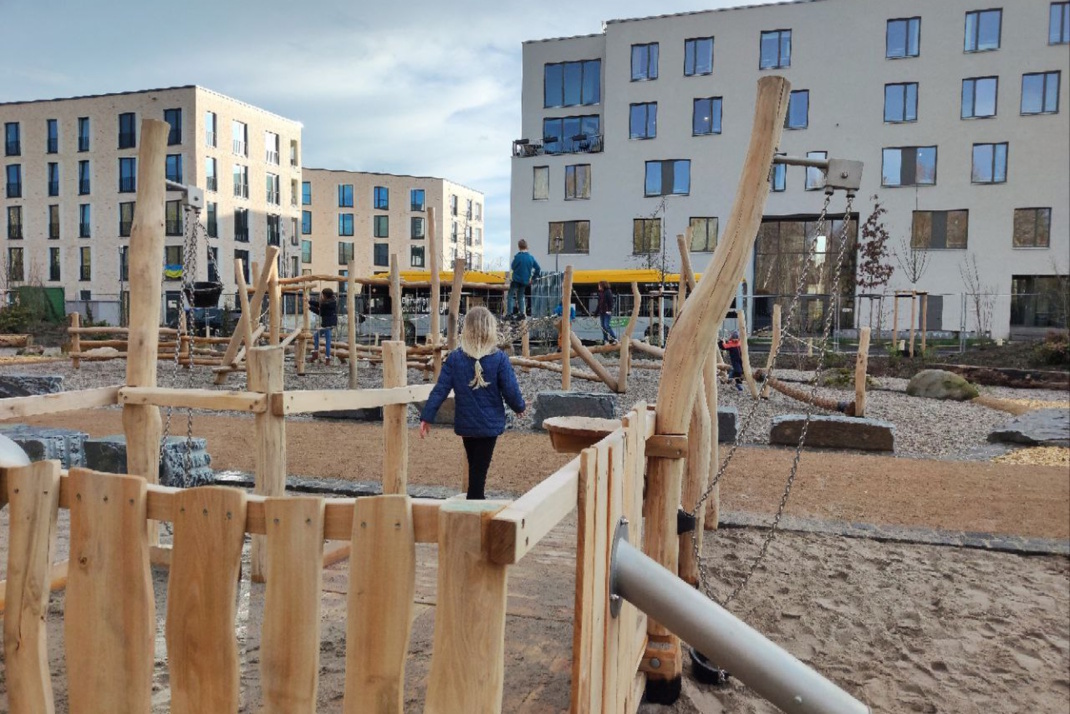 Spielplatz mit Geräten.